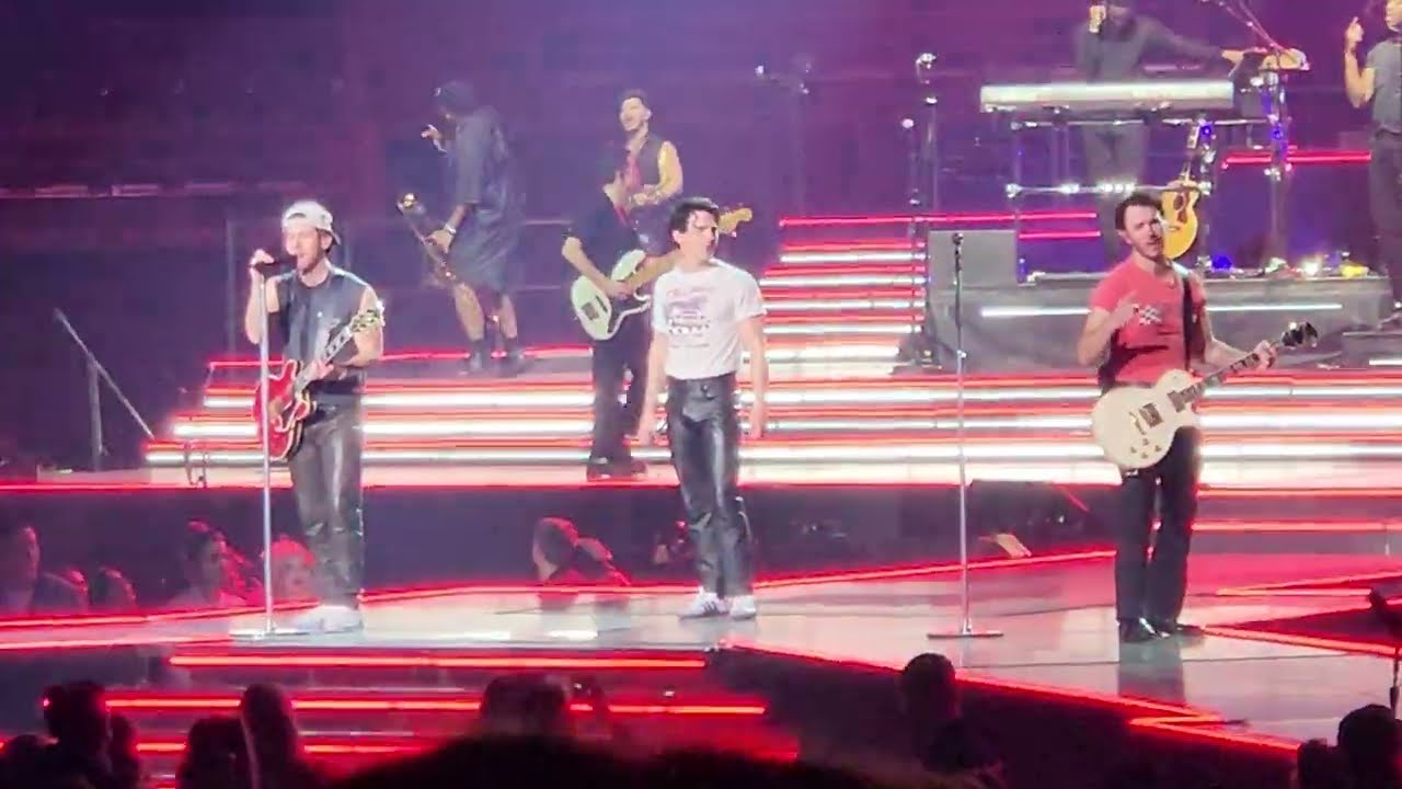 Jonas Brothers Paranoid (live)