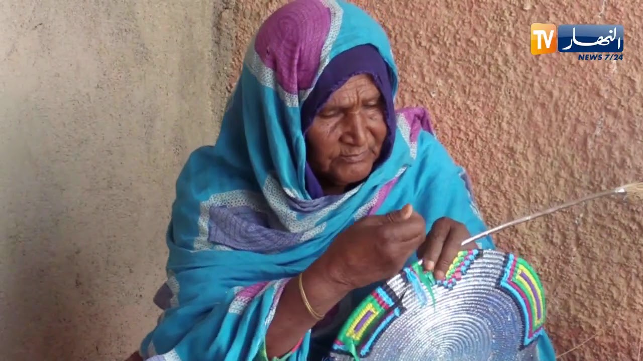 تمنراست: نسوة إيلمان يحافظون على صناعة السلال رغم صعوبتها
