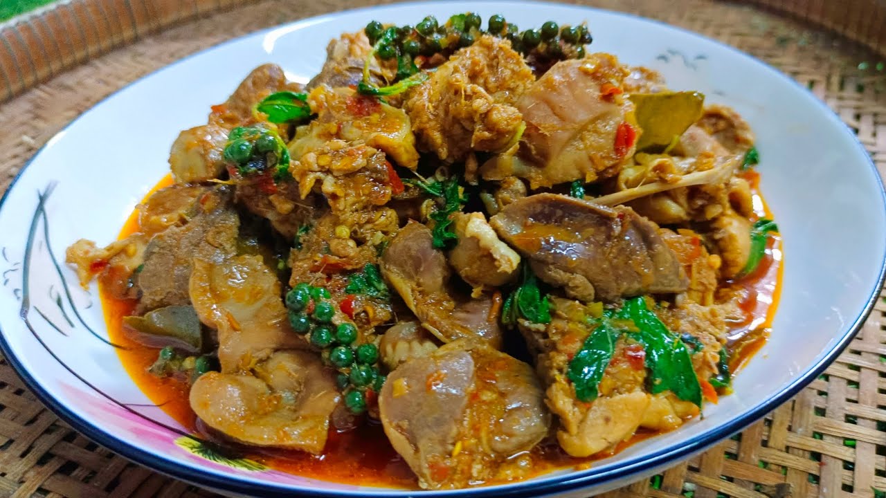 คั่วโครงไก่ สูตรเด็ดอร่อยแถมประหยัด เครื่องแกงโขลกเองเข้มข้น สไตล์ | ครัวบ้านๆ Channel