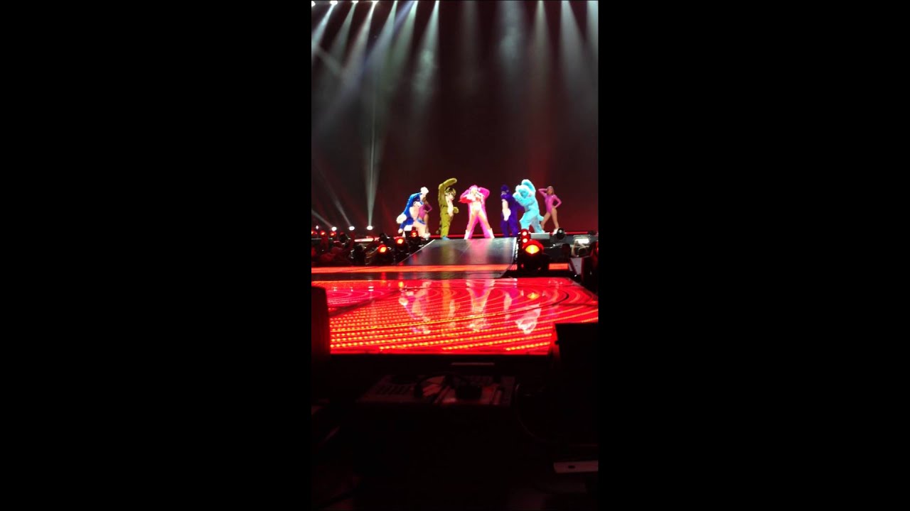 Miley Cyrus SMS (Bangerz) Intro- Bangerz Tour Boston TD Garden 4/2/14