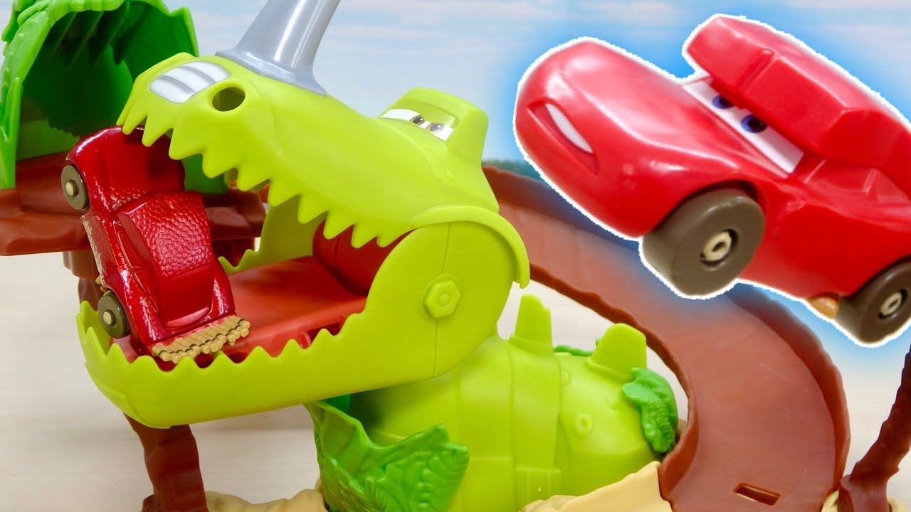 恐竜ジャンプコース🦖 カーズ ライトニング・マックィーンが走行!