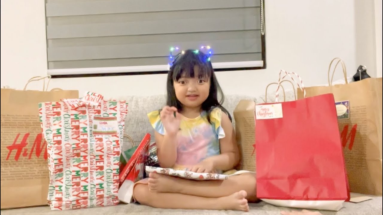 LUNA opens her CHRISTMAS presents :)
