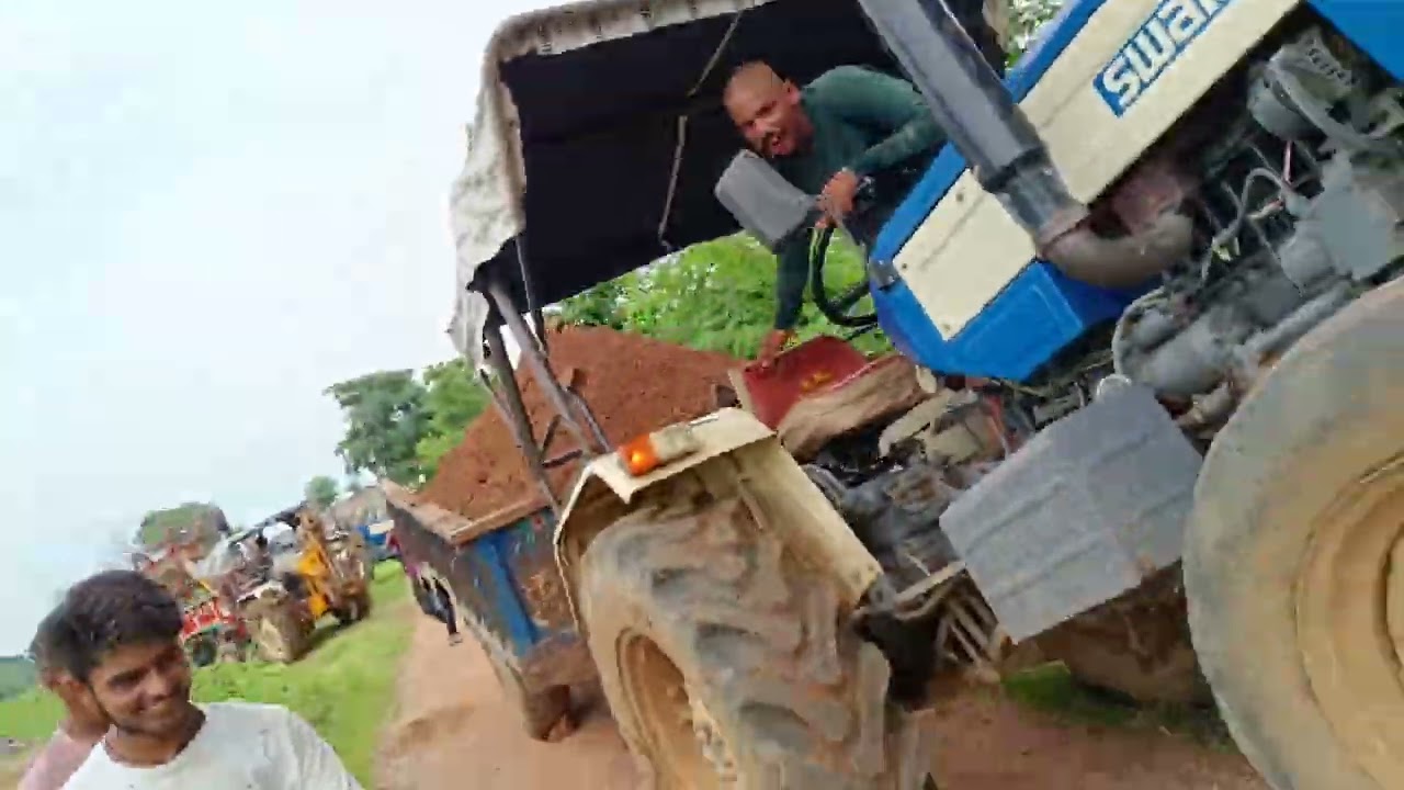 मोरम भर कर जा रहे हैं ट्रैक्टर का