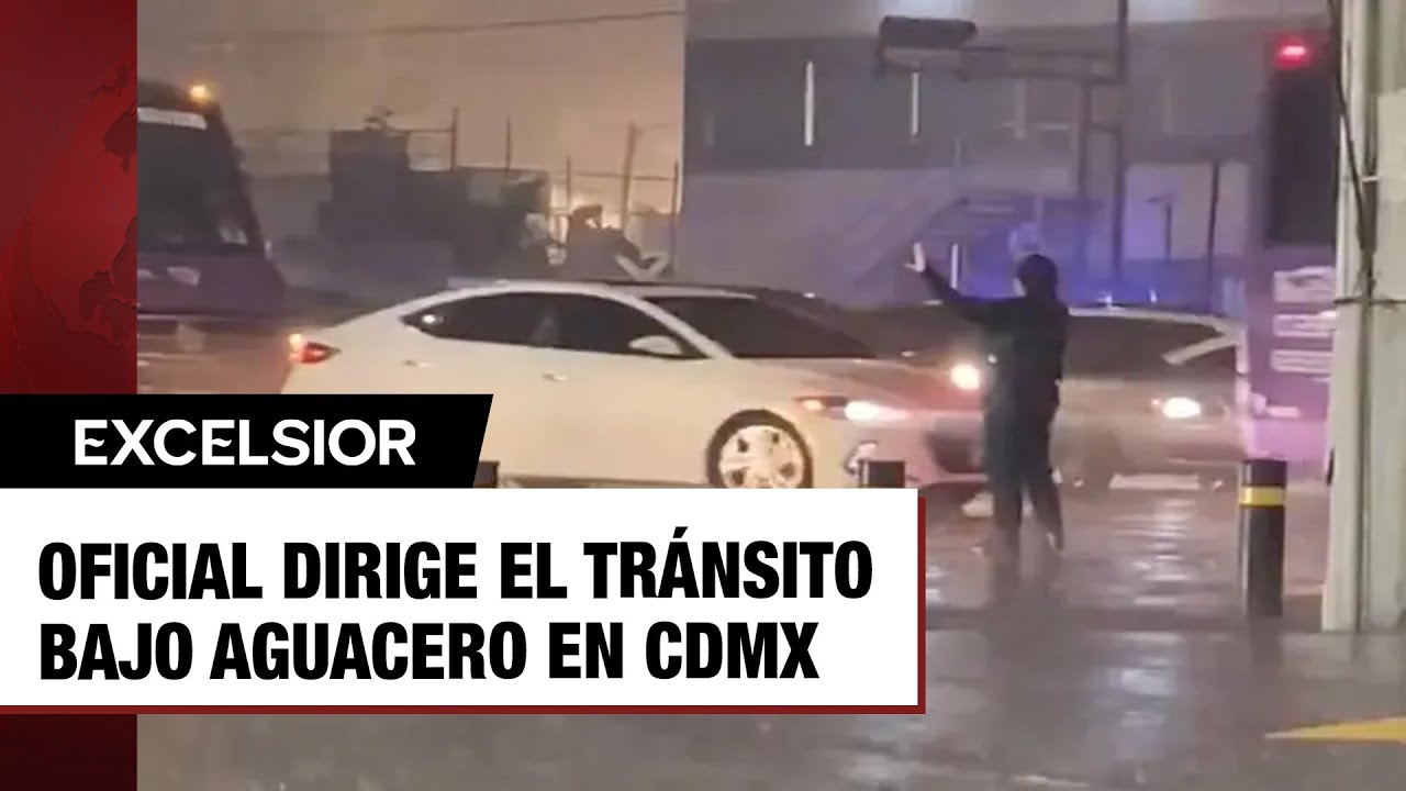 “Honor a quien honor merece”: oficial dirige el tránsito bajo aguacero en CDMX