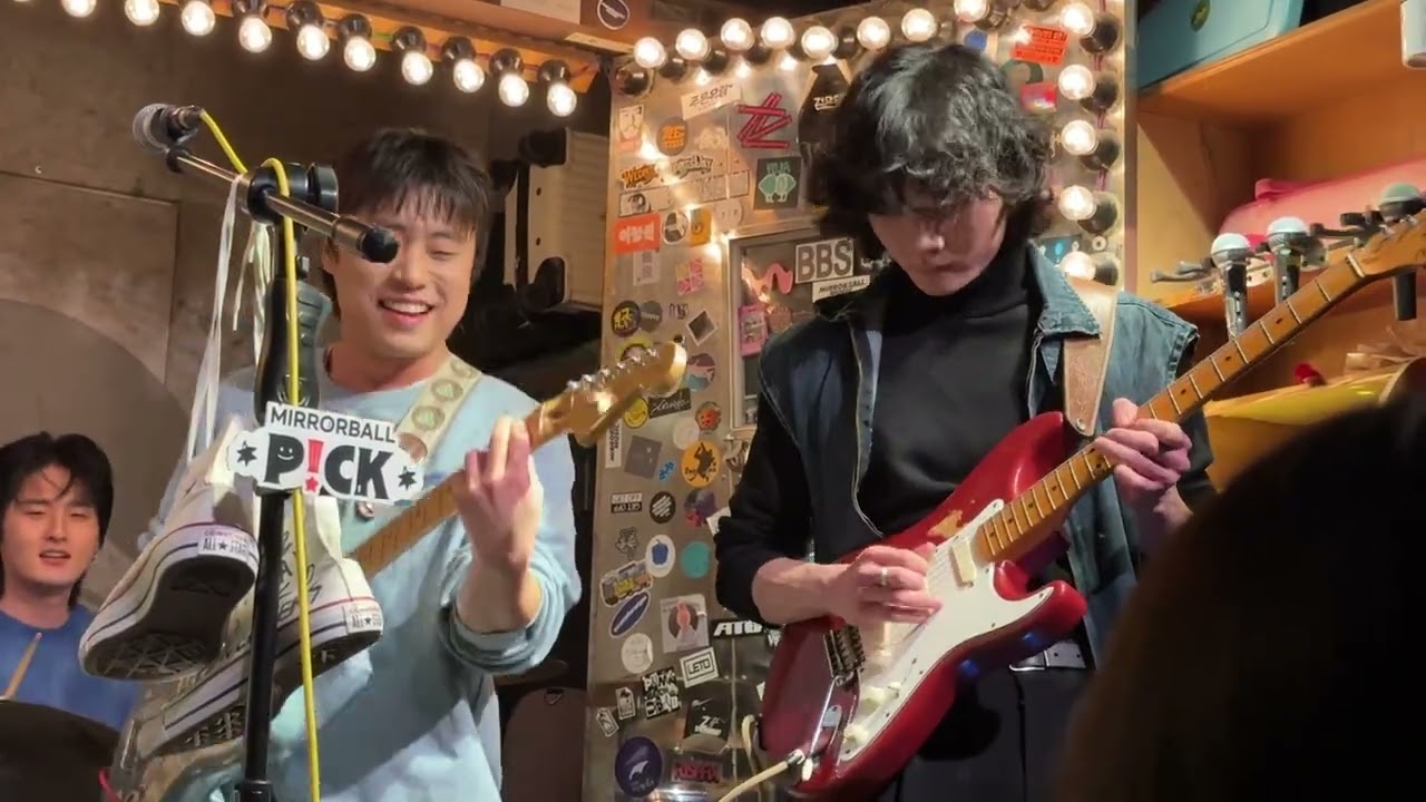 260211 그래빨간달이떴구나아무것도변하지않는다+한강+종이가방 - 투 데이 올드 스니커즈(Two Day Old Sneakers) @제비다방 