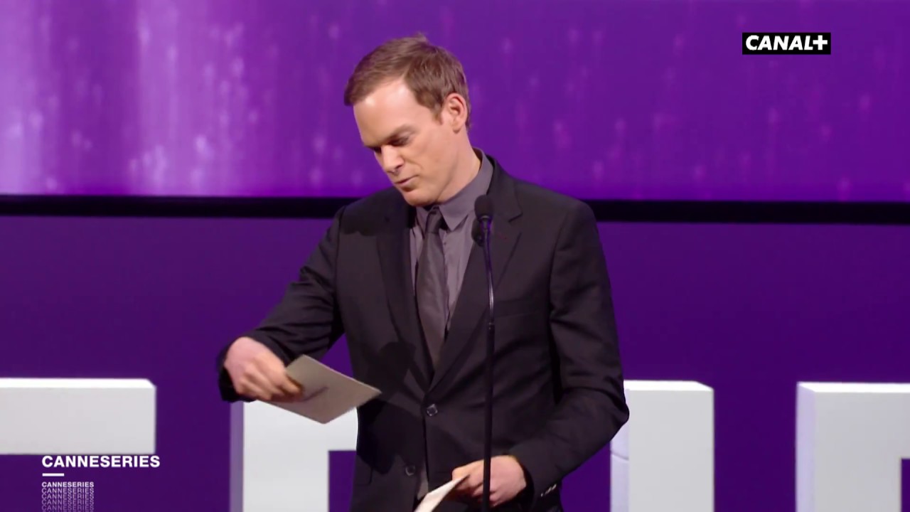 Michael C Hall remet le prix de la meilleure série - CANNESERIES 2018