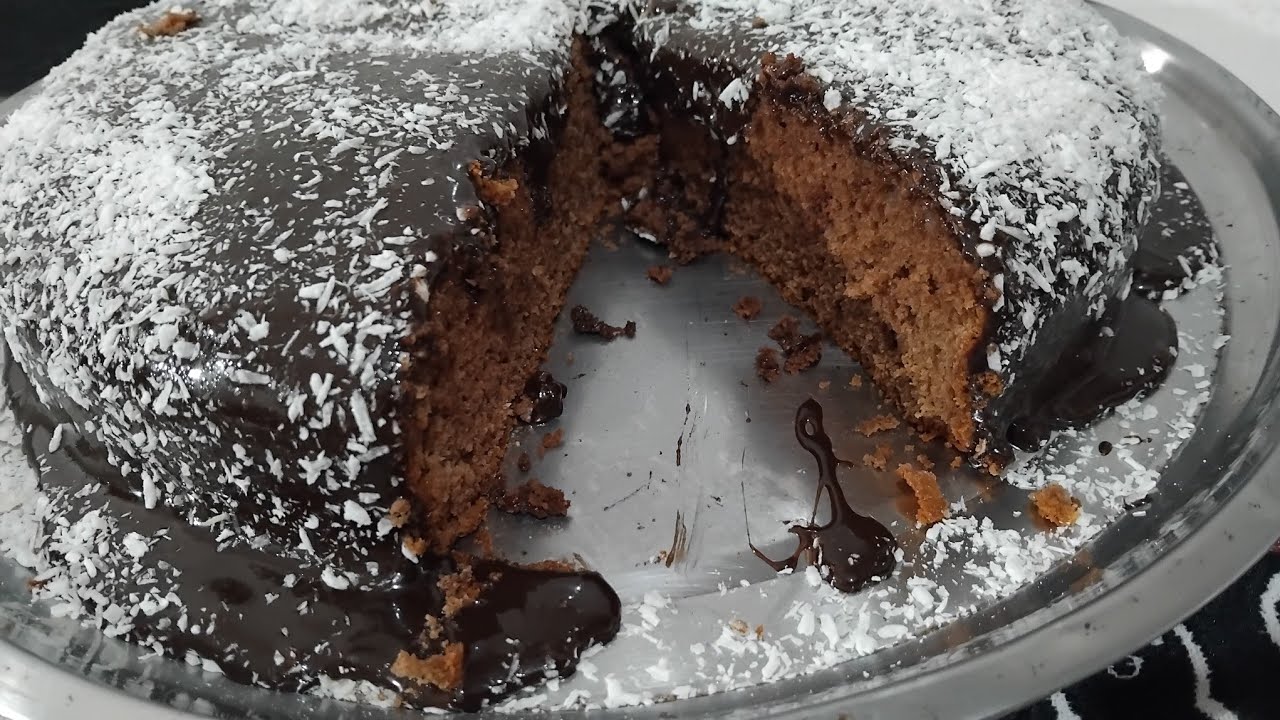 Receitas caseiras de Bolo de chocolate com cobertura de ganache e coco delicioso. 