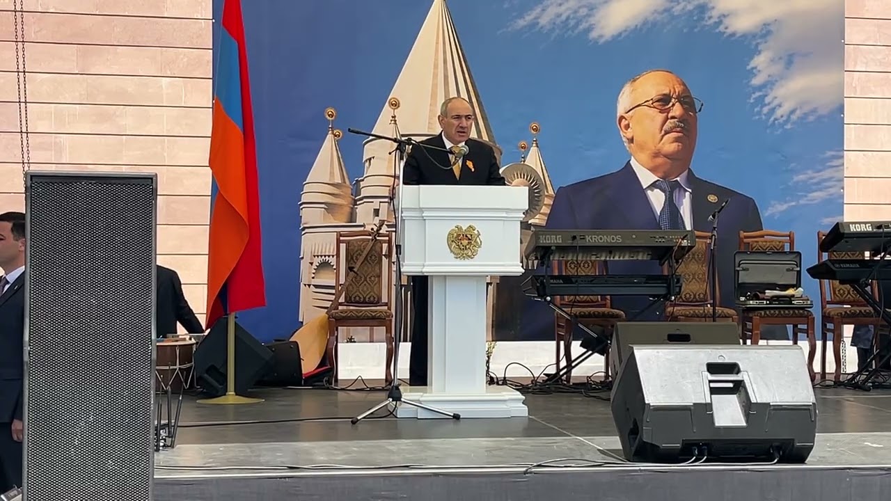 Nikol Pashinyan &Ccedil;arşama sar&ecirc; sal&ecirc;