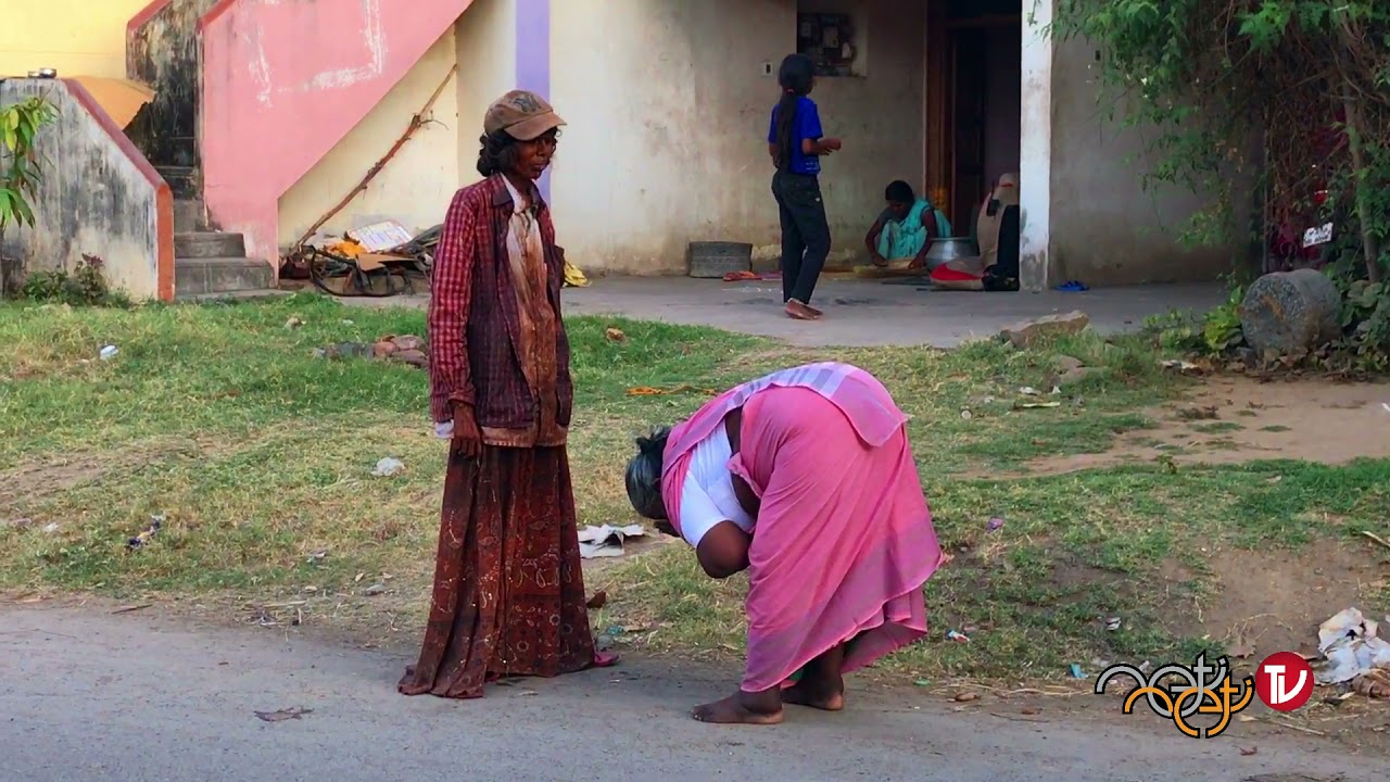 Avadhoota Thoppi Amma (living Siddhar) on the Perumbakkamroad in Tiruvannamalai (Tamil Nadu) INDIA