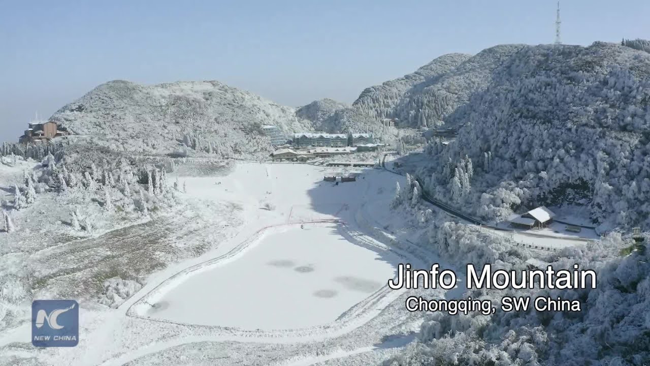 Jinfo Mountain is snowy, winter wonderland for tourists