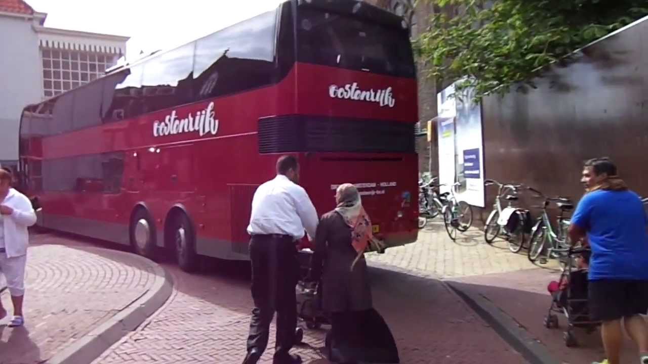 Touringcars wringen zich door de bocht bij het Blauwe Hart. Gevaarlijke situatie die maar aanduurt.