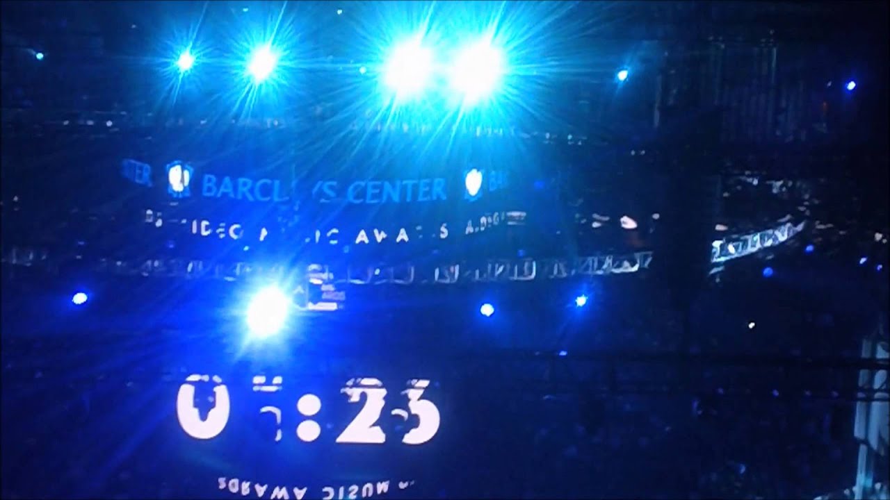 LADY GAGA OPENS UP VMAS WITH APPLAUSE!! - BARCLAY CENTER BROOKLYN NY- (Vlog #47)