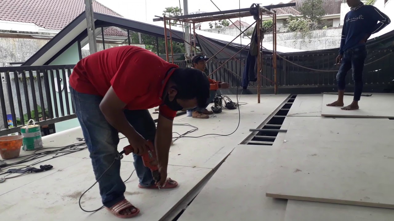 Pemasangan dek Lt.2 menggunakan Kalsifloor dan rangka baja