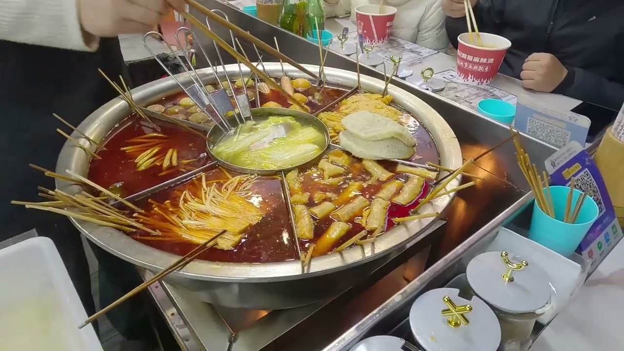 中國宜昌最受年輕人喜愛的cbd美食街夜市！爆香鐵板魷魚，焦香炕土豆，特色油炸蘿蔔餃子，五香辣味烤豬蹄，碳烤蔥香豬腦花，簡直是美食看花眼，快樂喫到飽！