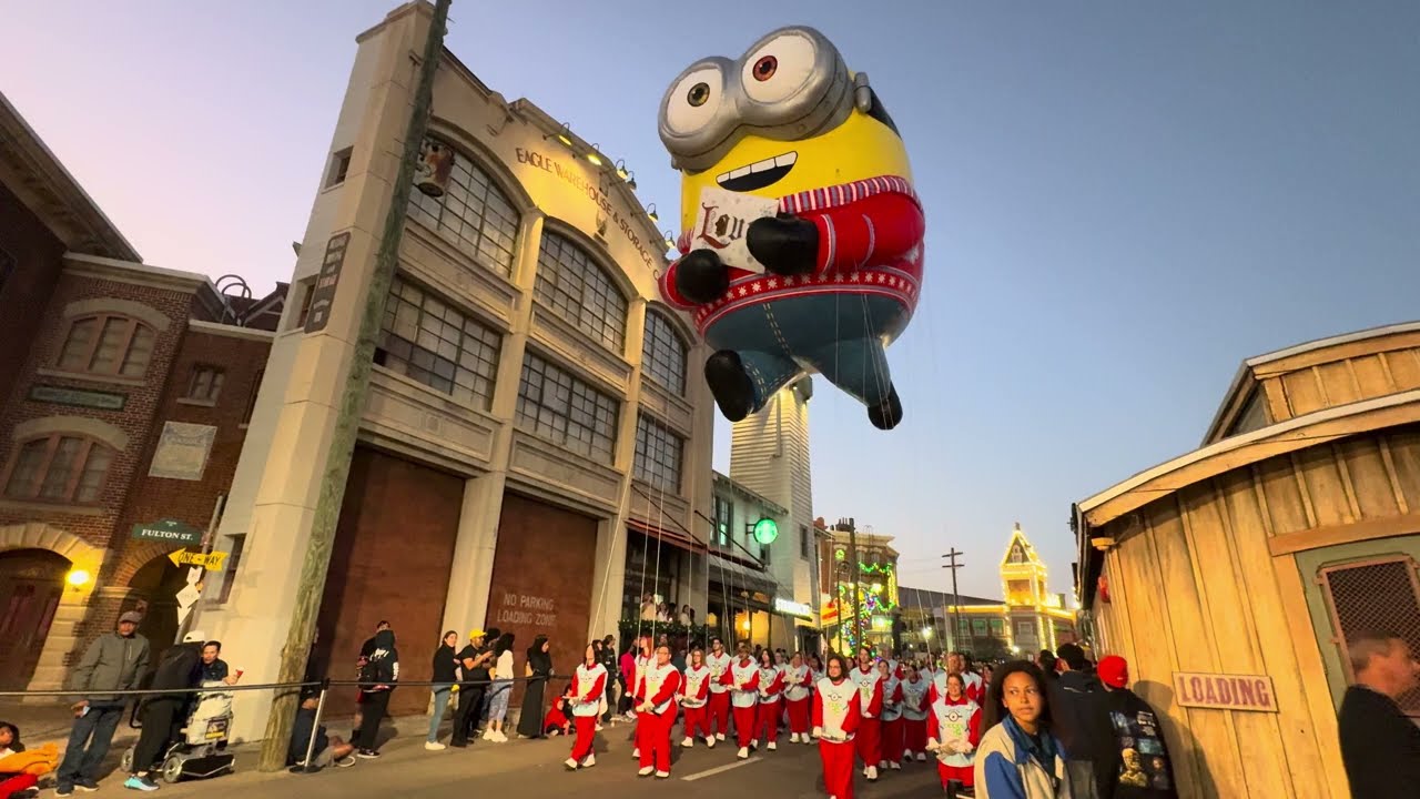 Universal Studios Holiday Parade - Minions 💛 #orlando #florida #universalstudios #minions #parade 