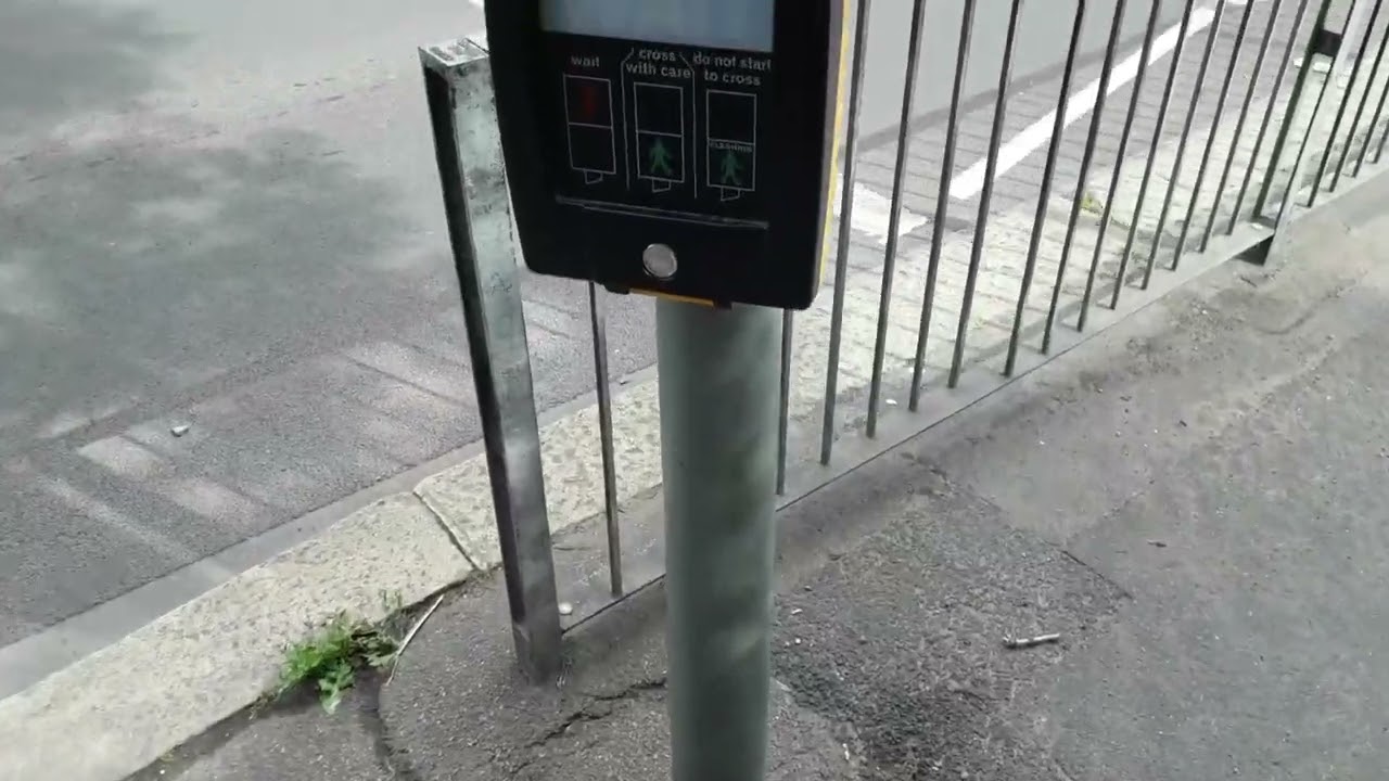 British Traffic lights Mellor-led 1x2 & 1x3 at Redhill, London road