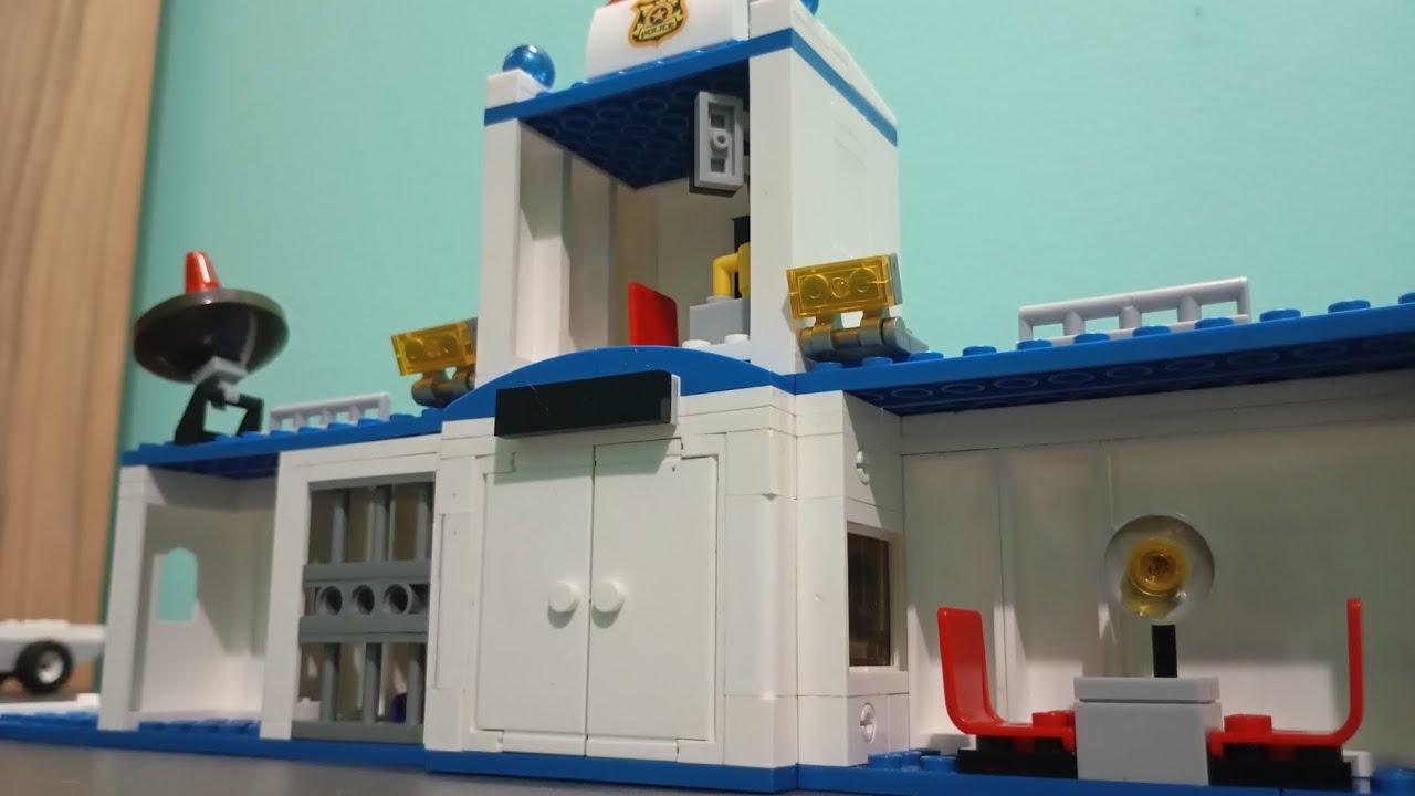 Обзор и сборка Lego фуры (пеоесобирается в полицейский участок)