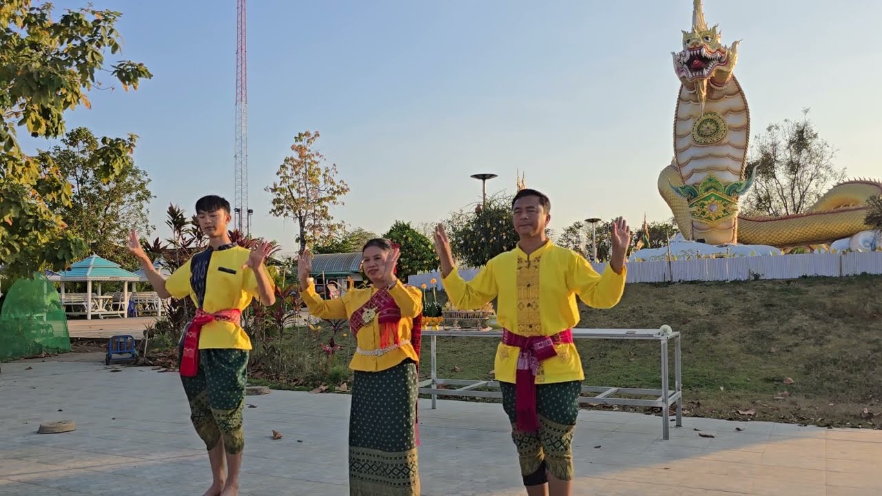 รำแก้บนก่อนไปรำวงเย็นนี้