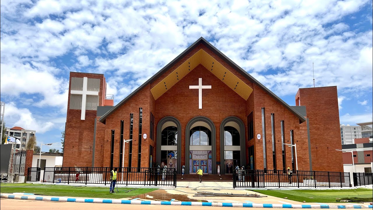 @Diocesedekolwezi : Mgr Richard Kazadi suit de près les derniers réglages avant la dédicace 