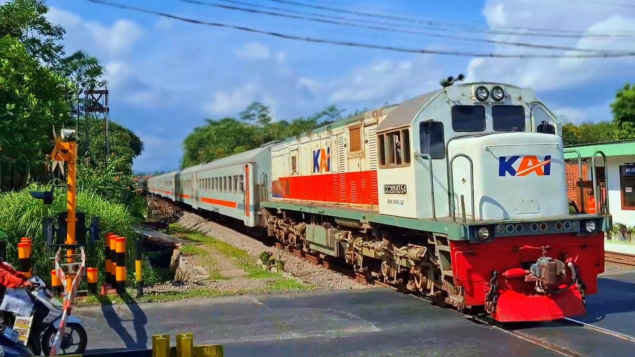 KERETA API PANJANG‼️ HUNTING 30 KERETA API NGEBUT DI PERLINTASAN MENIKUNG