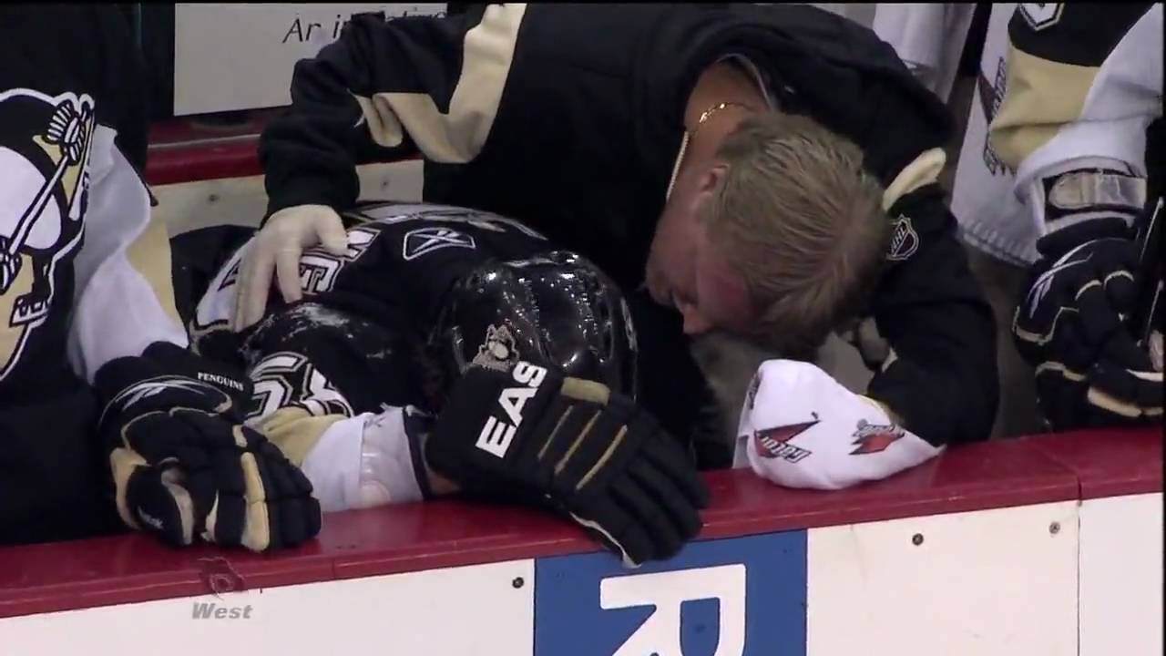 Steve MacIntyre bulldozes Kris Letang [HD]