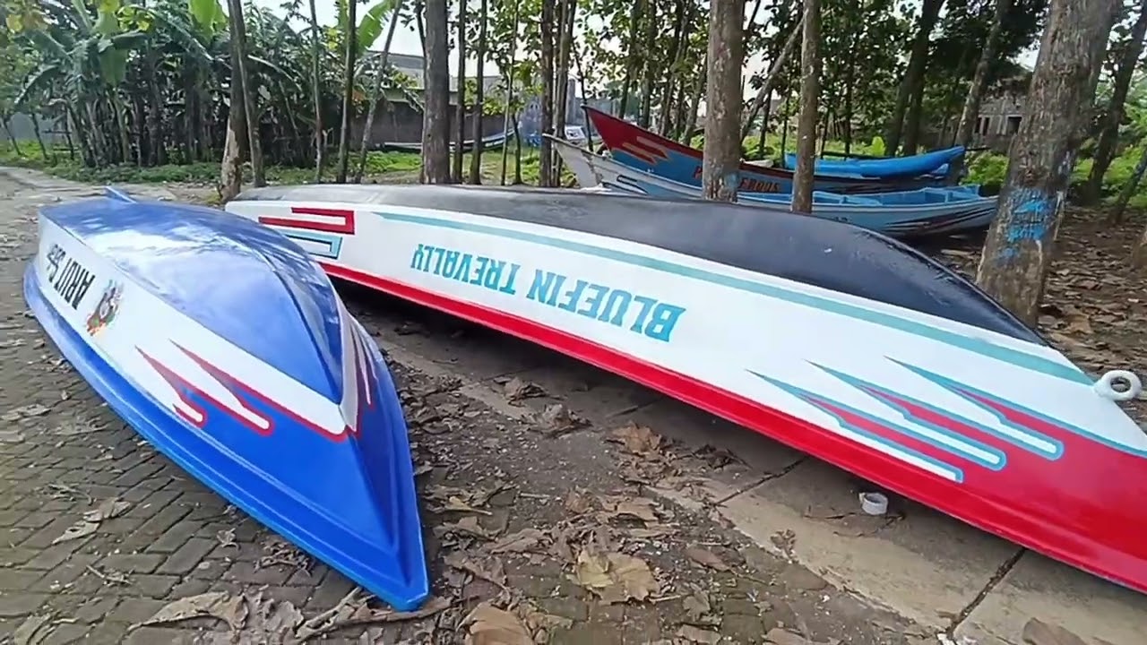 Kegiatan pagi di gudang Prau fiberglass murah dr BERKAH LAUT NUSANTARA 