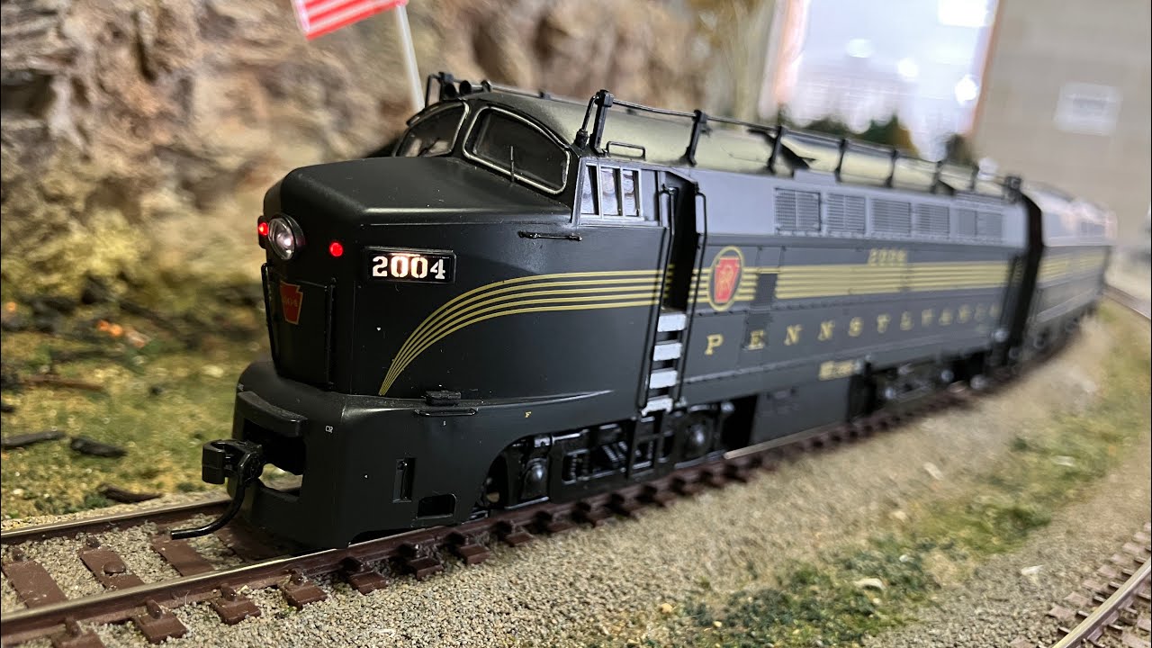 Ho Scale Model Train Layout: Green Bay Area Model Railroad Club (Cab ride view)