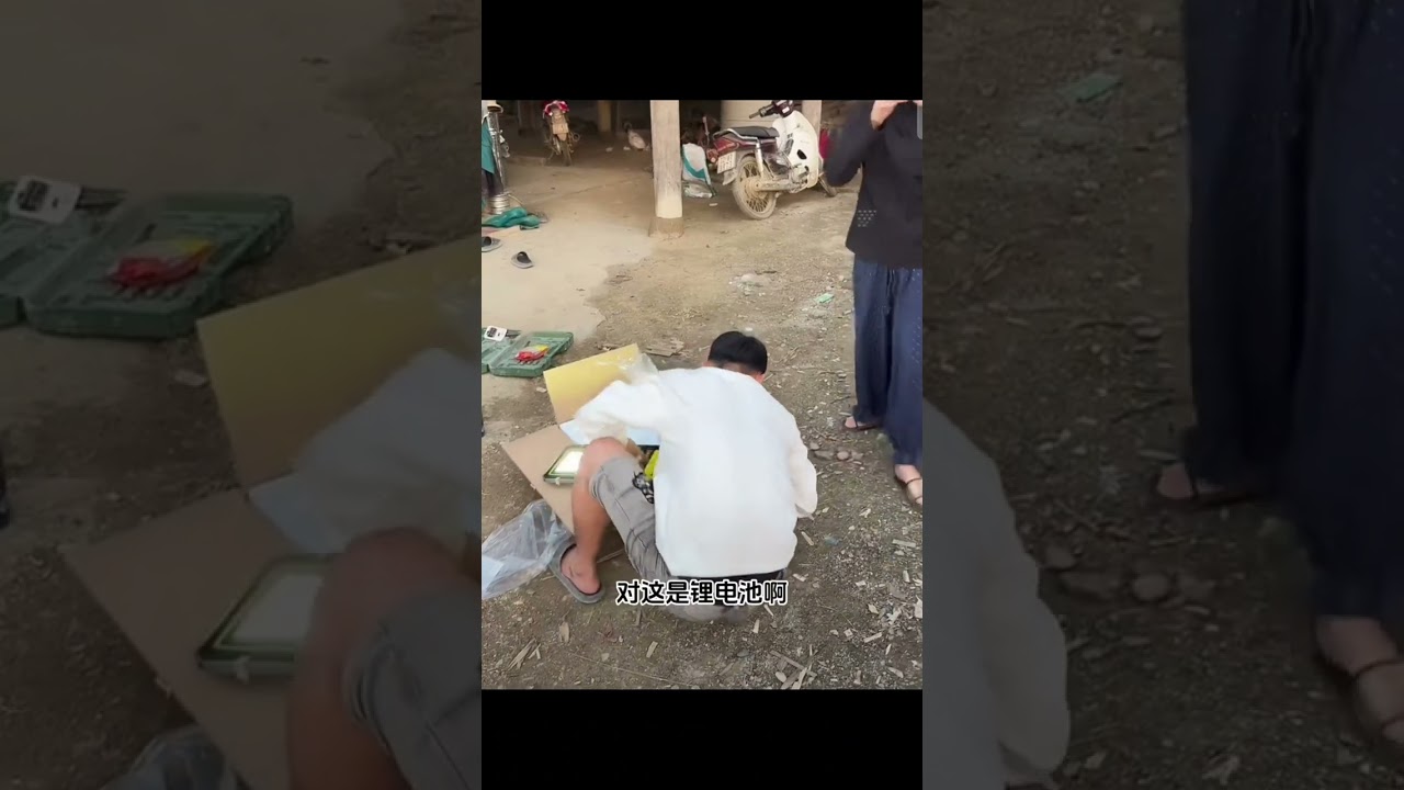 小潘秋秋给亲戚们送太阳能灯小舅子负责安装，堂哥们都喜欢中国制造脸上都洋溢着笑脸。