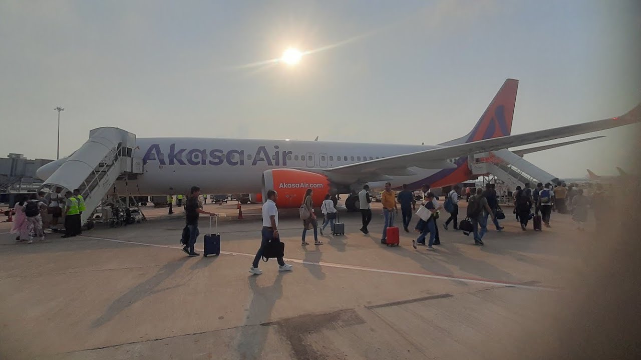 Flight Journey from Delhi to Mumbai.  Akasa Air (QP1128).