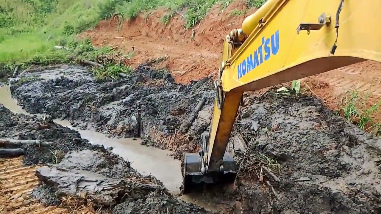 Membuat saluran irigasi untuk tanaman padi masyarakat #sangpejuang
