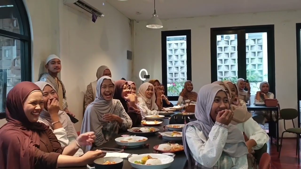 Vlog Bukber Kelas! Momen Sederhana yang Bikin Persahabatan Makin Erat,bersama @eleveneighteternity 