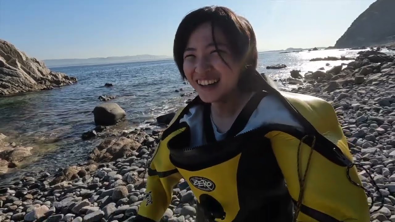 ZEROのイエロードライスーツでダイビングするクリスマス前の女子にプチ密着。