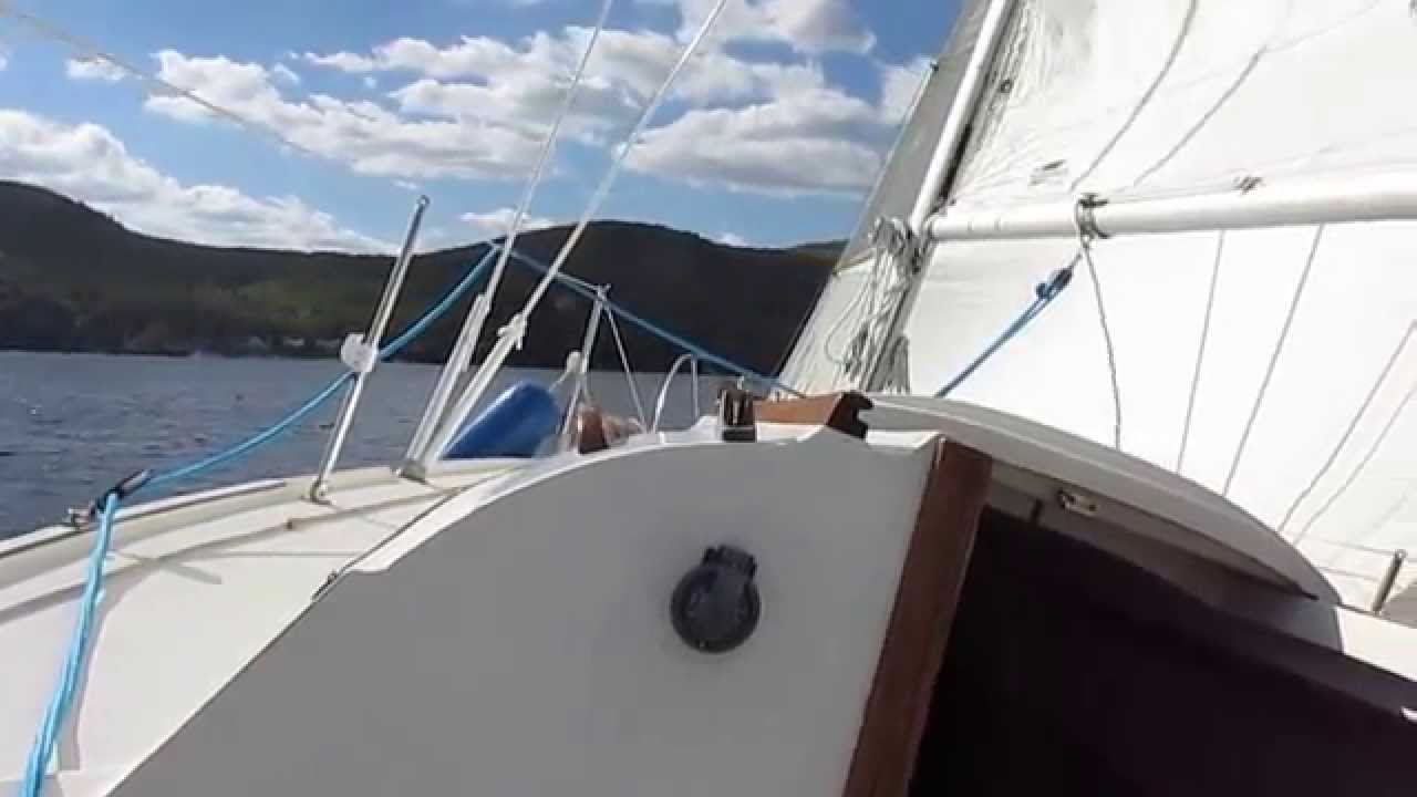 Tanzer 26 barré par un Raymarine autohelm ST1000 dans une risée de 20 kt