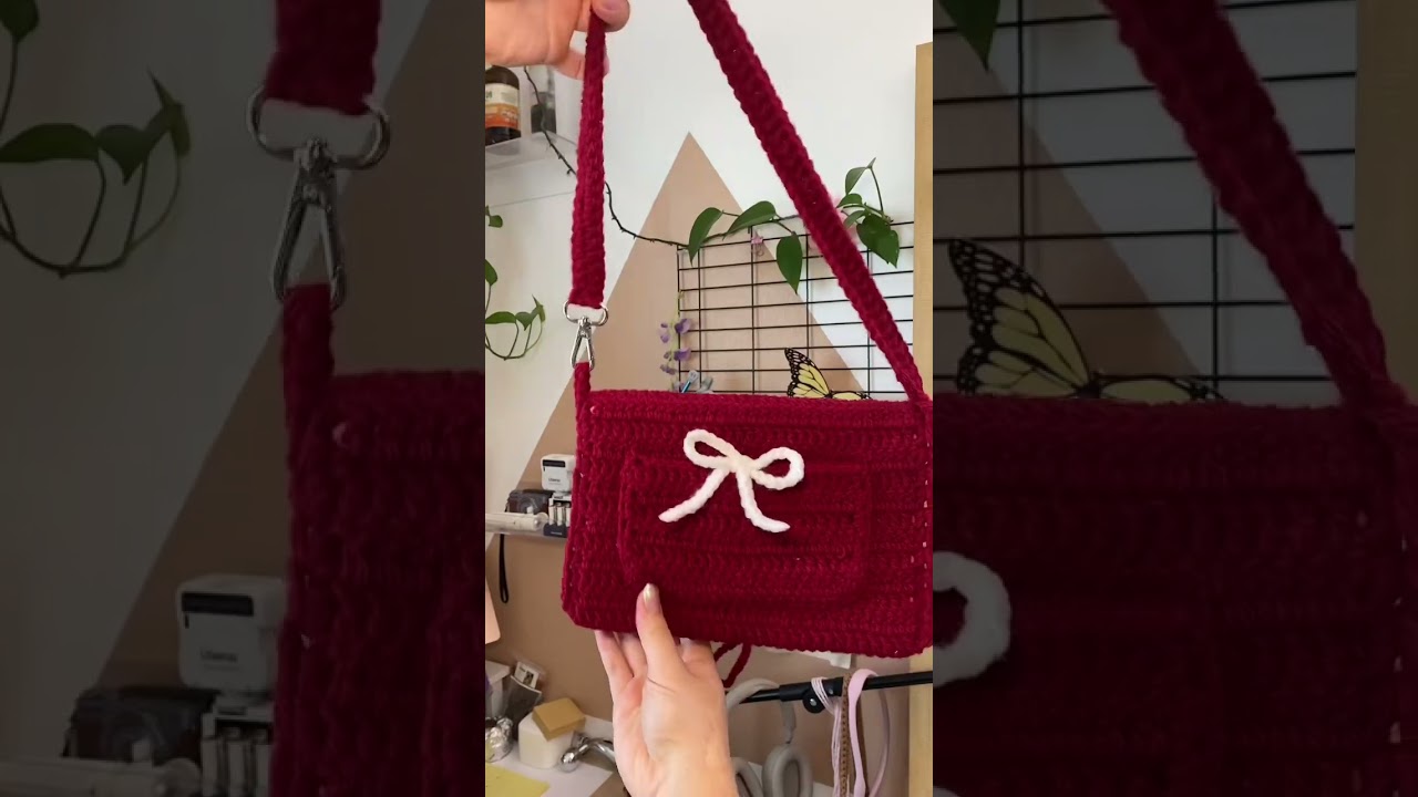 Crochet this book sleeve bag in a weekend and you&rsquo;ll have it ready for the summer 🌺🦢 #bookish