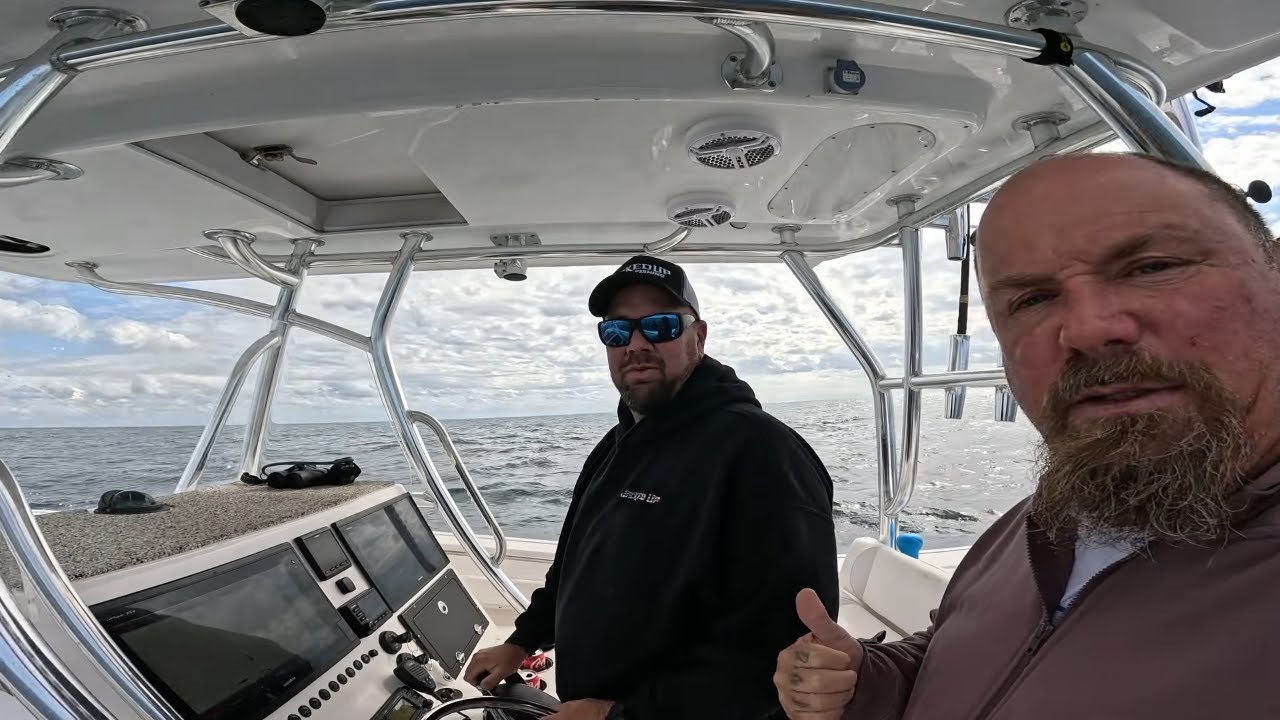 Донная рыбалка в открытом море во Флориде, более чем в 20 милях от берега. Отлично провожу время!