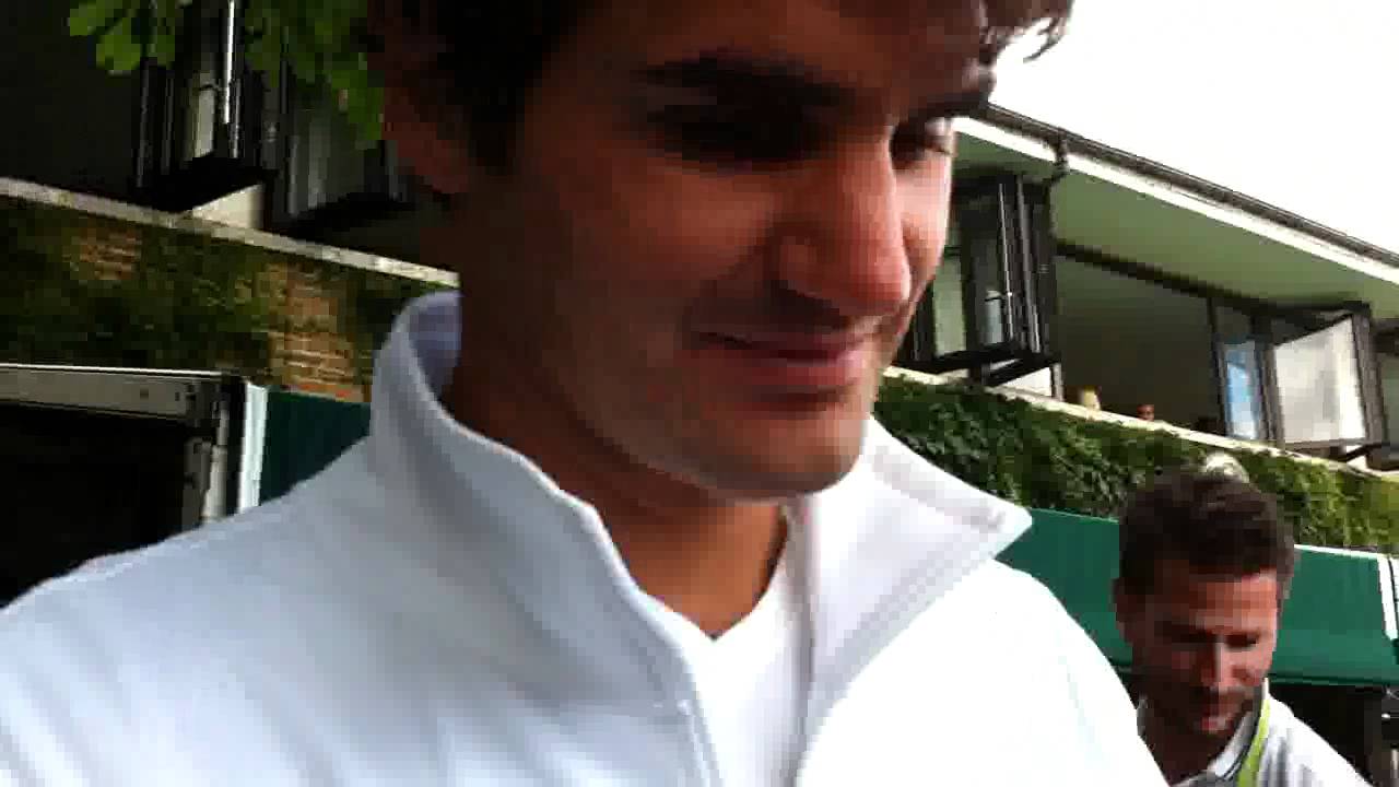 2011 Wimbledon Roger Federer Signed for Fans Before R2 Match