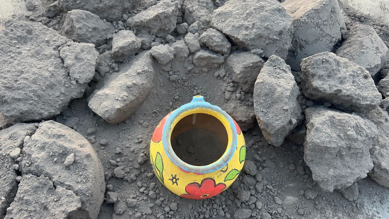 So after long time dry floor cream on the little and cute clay pot and dusty dry crumbling 