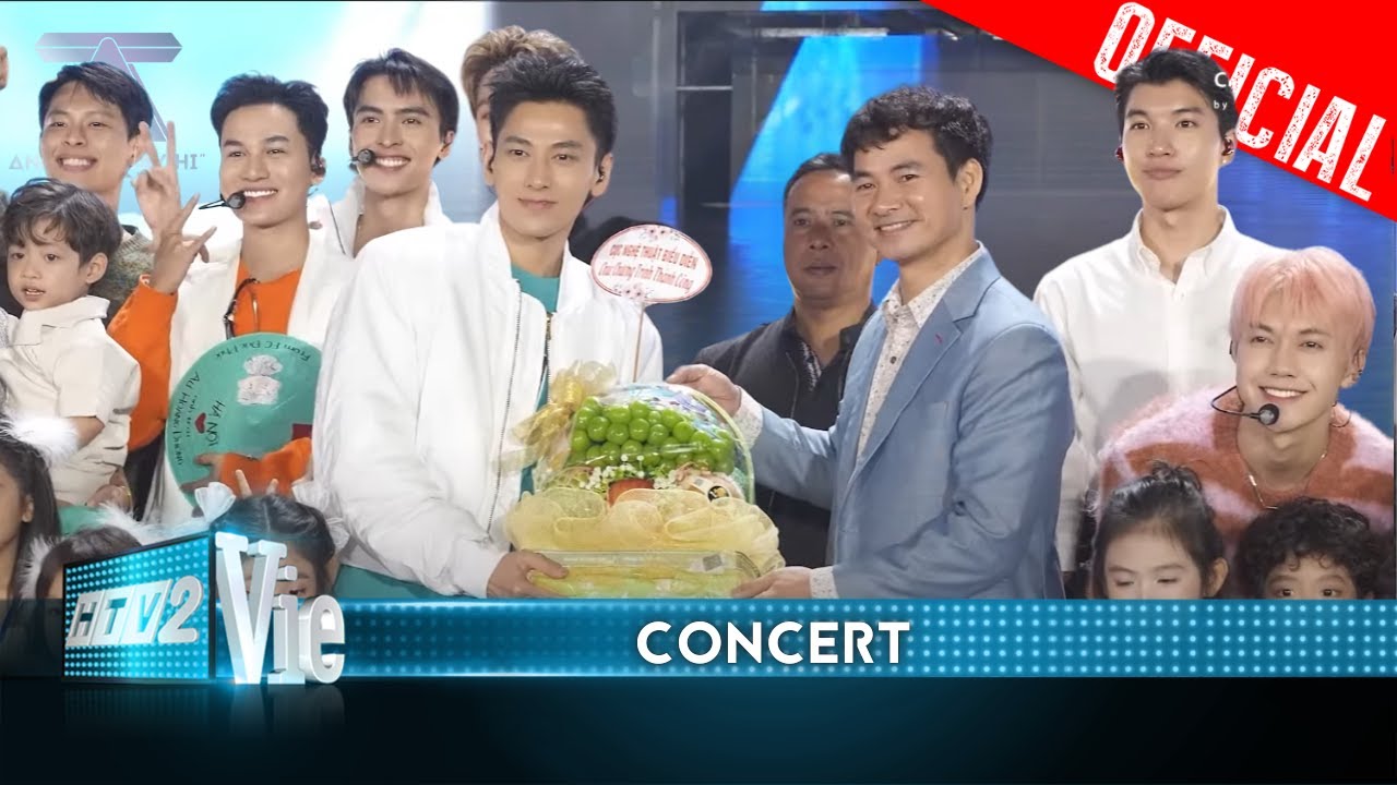 [BTS] Cận cảnh khoảnh khắc xúc động anh Xuân Bắc đến thăm và động viên 30 anh trai trước đêm concert