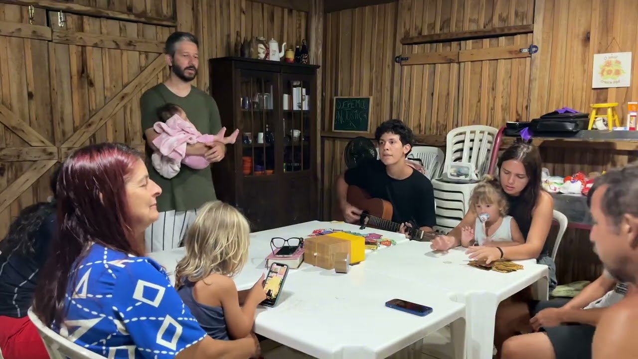 depois de ter feito nosso devocional em família, cantamos um pouco