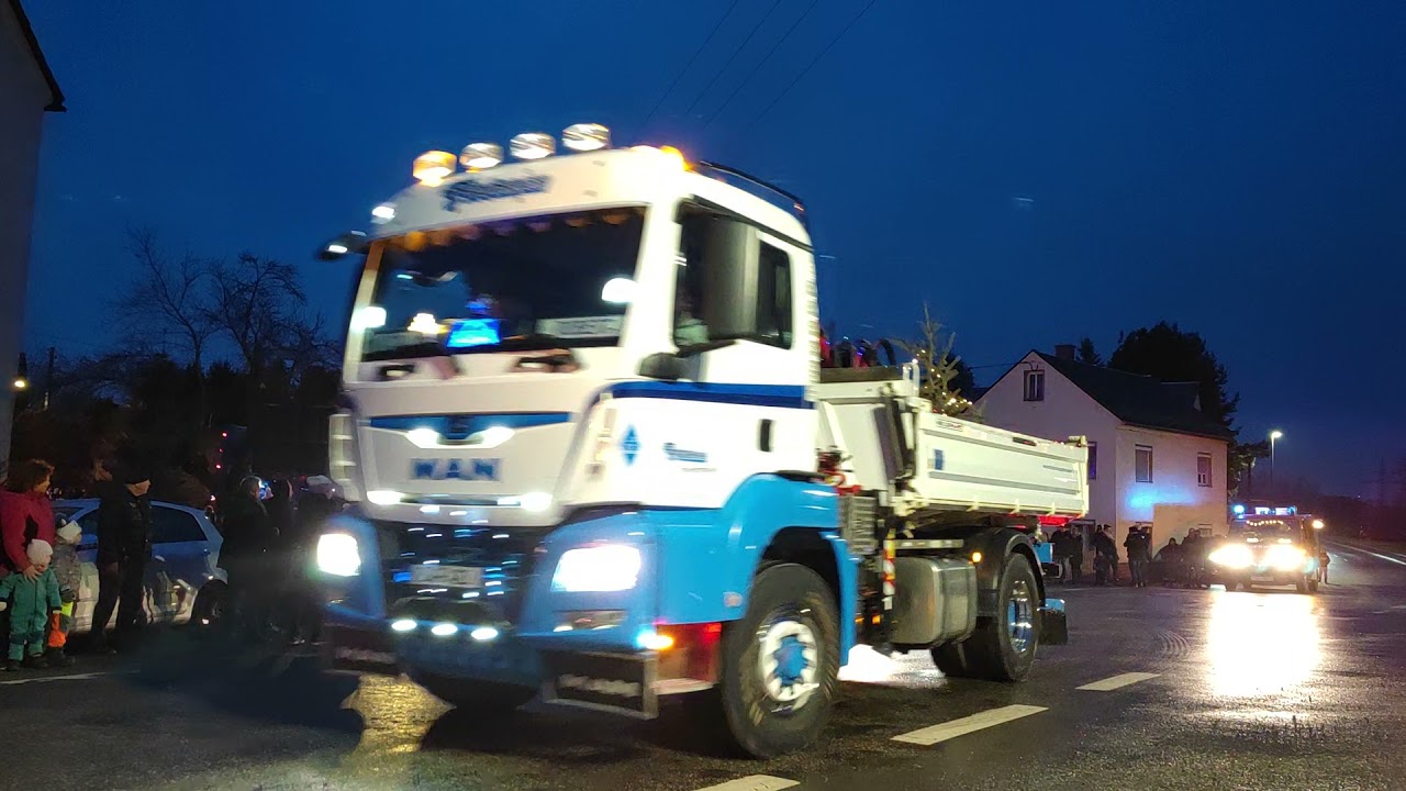 Lichterfahrt durch den Mülsengrund in Sachsen am 23.12.2021 mit LKWs, Traktoren, Feuerwehr und Co.