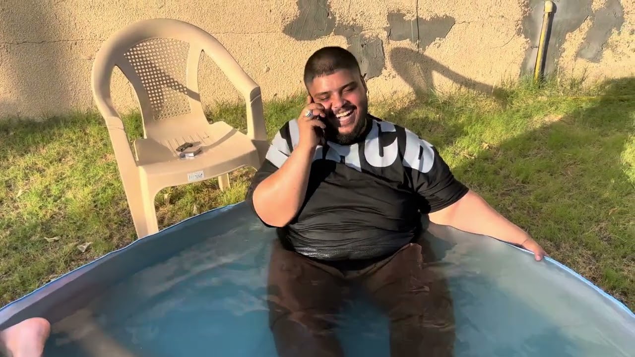 من اجيب مدرب سباحة 😂 واتعلم ابنك على السباحة 😂