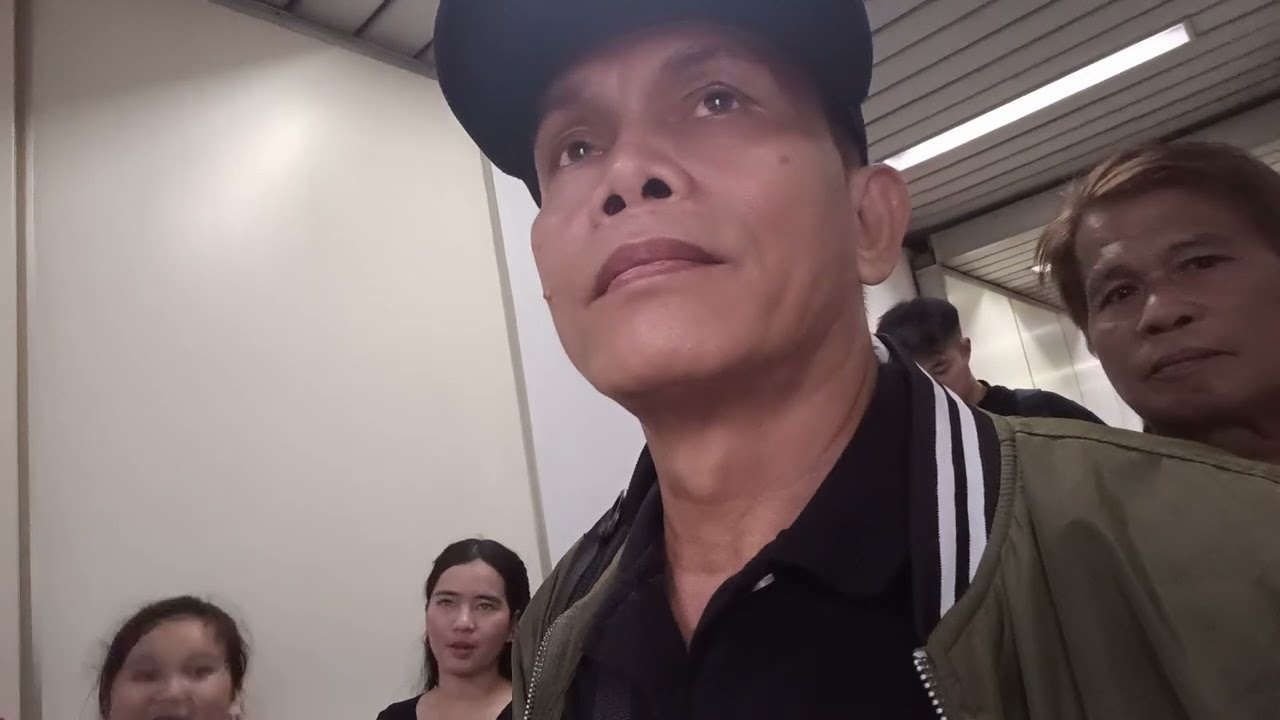 Traffic papasok ng airplane.