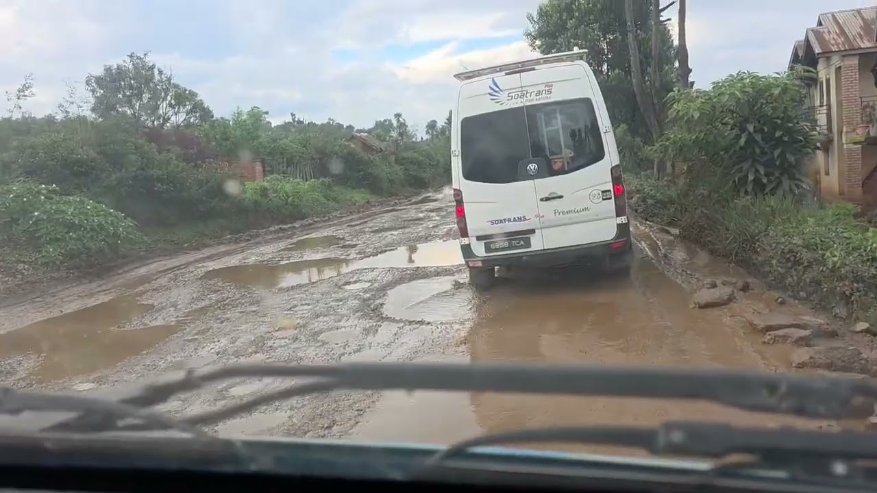 RN7 ou Piste de Brousse ? 😱 Le calvaire en voiture et moto vers Fianarantsoa ! 🏍️