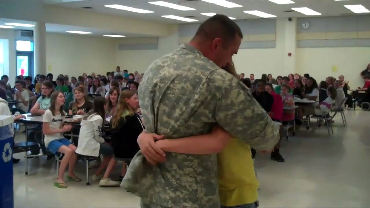 Soldier Coming Home from Iraq Surprises Children at Schools