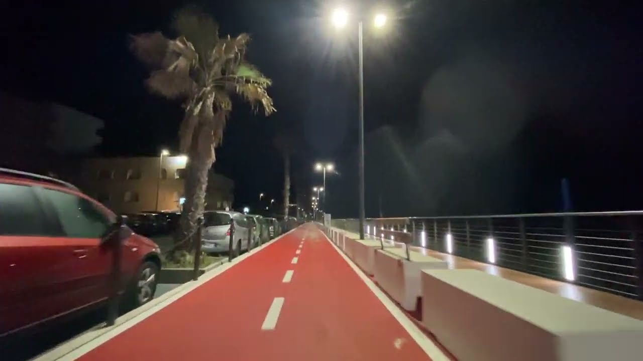 VENTIMIGLIA ( Imperia - Liguria - ITALIA ) : la bellissima moderna ciclopedonale illuminata di notte