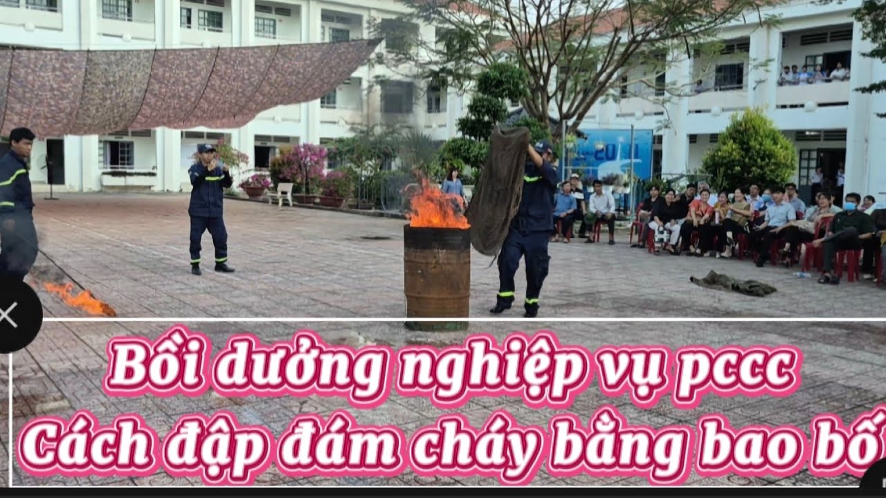 Bồi dưởng nghiệp vụ phòng cháy chữa cháy, cách đập lửa từ đám cháy bằng bao bố 