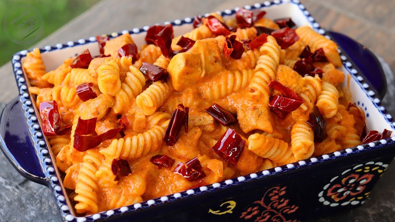 Pasta Con  Pollo En Salsa De Guajillo