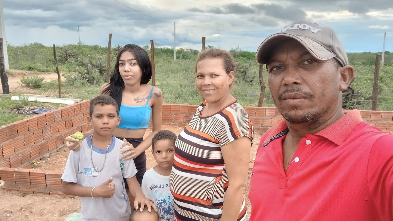 Dando comida a os cachorinhos na roça 