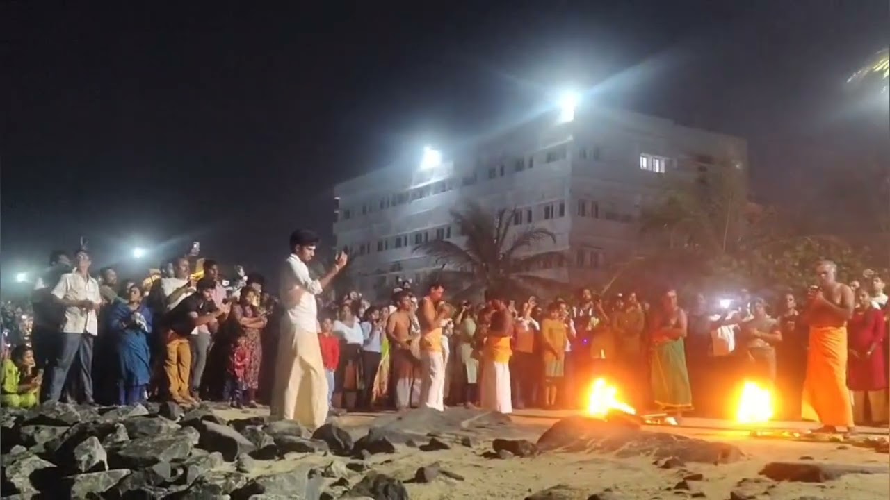 🌝🌊#பவுர்ணமி#சமுத்திரஆரத்தி#காசிfamouspooja#pondicherry#rockbeachpondicherry#trending#powrnami_poojai