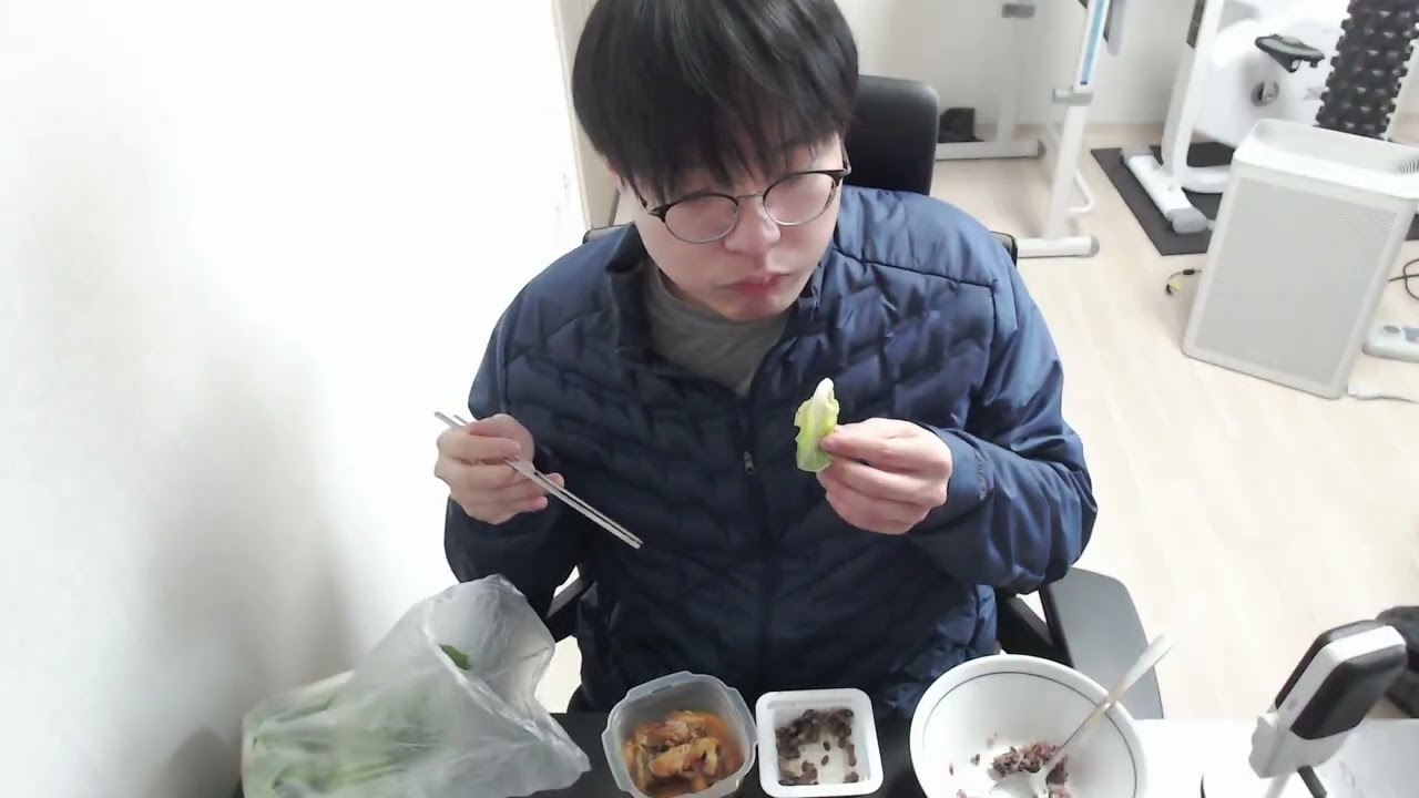 2월 23일 월요일 점심 밥, 양배추, 낫또, 김치찌개 간식 빵도 먹음
